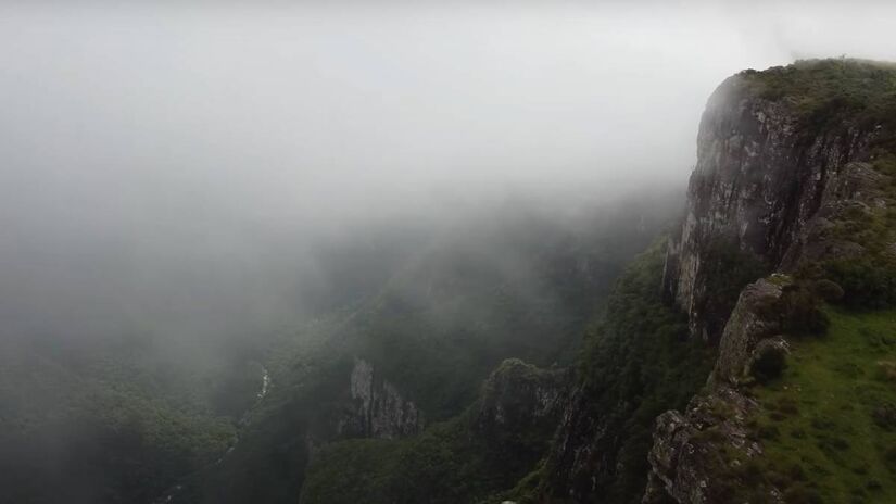 Trilhas autoguiadas e vistas panorâmicas fazem do Cânion Fortaleza um dos destinos mais fascinantes do sul do Brasil.