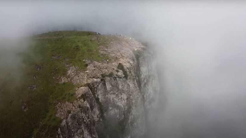 Com até 900 metros de profundidade, o Cânion Fortaleza lembra muralhas naturais esculpidas pelo tempo.]