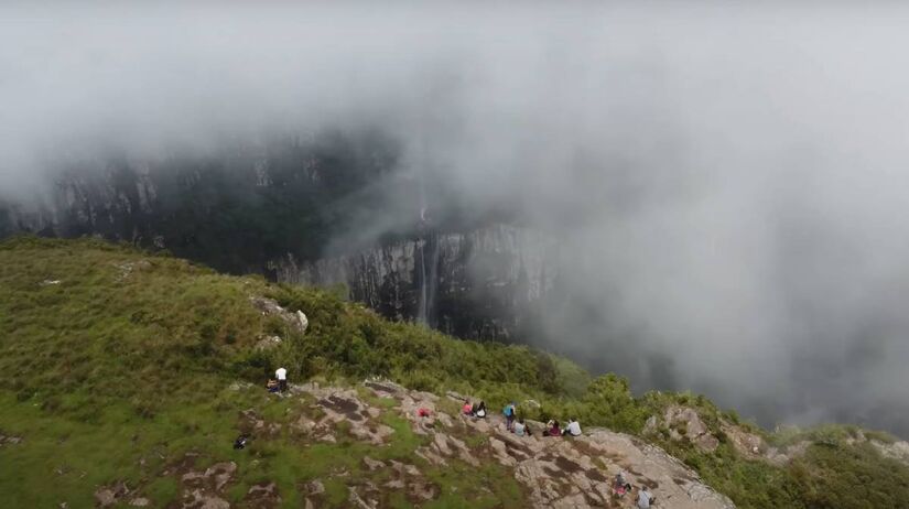 Do alto do mirante, é possível avistar Torres e parte da planície catarinense  um cenário inesquecível. (Fotos: Reprodução/Youtube)