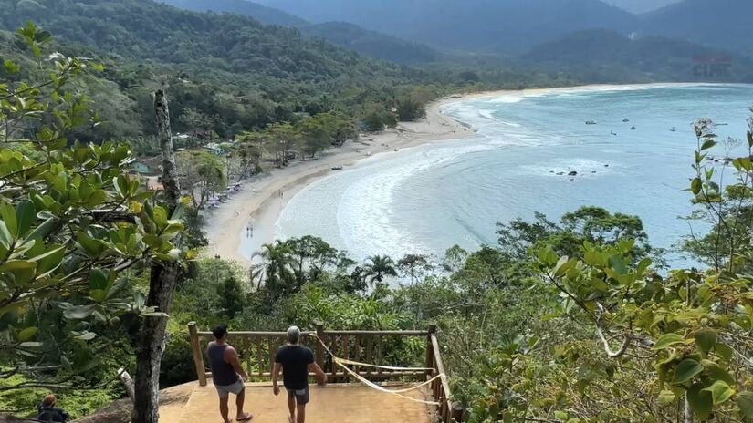 O centro de Ilhabela à noite estava cheio de vida, com vários restaurantes abertos, tornando difícil a escolha para jantar. Foi escolhido o restaurante Flamboyant, que, apesar de novo, chamou atenção por seu jardim com luzes e charme. Isso mostrou que o centro é uma boa opção para curtir a noite.