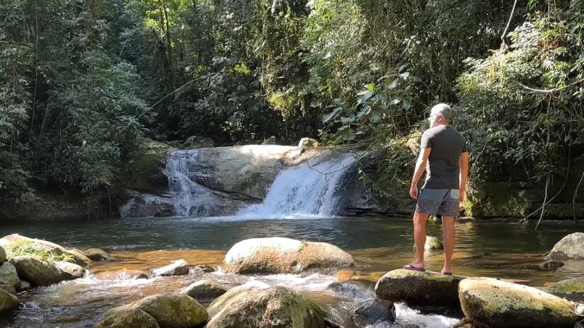 Para chegar à Praia dos Castelhanos, famosa por seu formato de coração, só é possível por barco ou por um passeio 4x4, pois o caminho é acidentado e inacessível para carros normais. Há um controle de acesso no Parque Estadual que só permite a entrada de veículos credenciados para evitar atolamentos. O passeio 4x4 custa entre R$ 120 e R$ 140 para ida e volta.