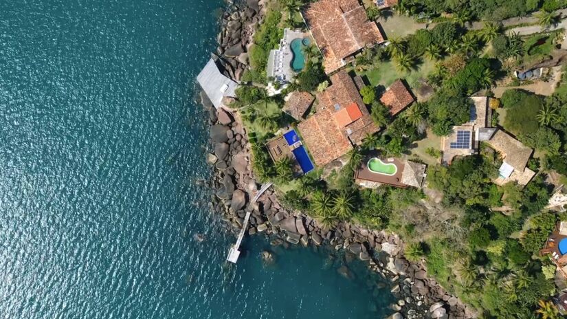Além das praias visitadas, Ilhabela possui outras opções notáveis como a Praia do Veloso, Praia do Julião e a Praia da Feiticeira no litoral sul. Na volta de barco de Castelhanos, é possível avistar outras praias como a Praia do Saco, Praia da Fome, Jabaquara, Pedra do Sino, Armação e do Pinto. (Fotos: Reprodução/Youtube/Cine Viagens)