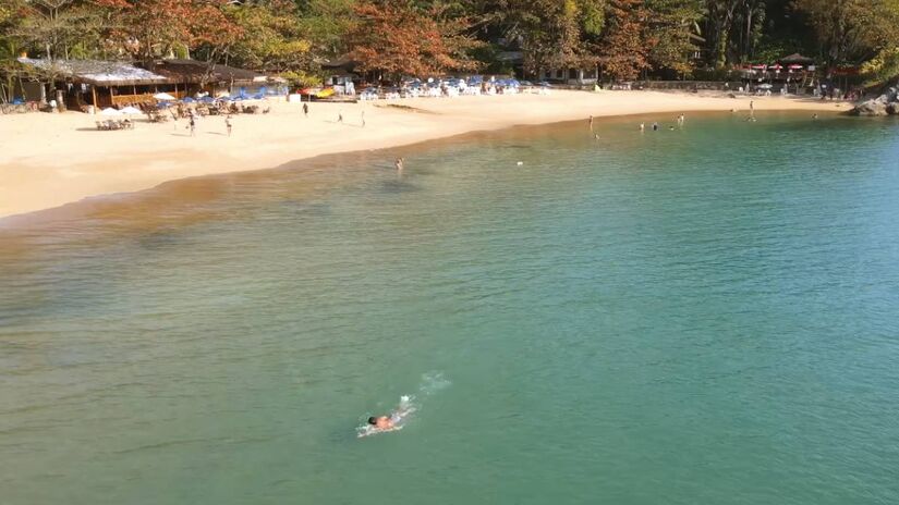 A travessia de balsa de São Sebastião para Ilhabela pode custar cerca de R$ 19 em dias de semana, mas é altamente recomendado agendar seu horário por aproximadamente R$ 60 para evitar esperas de até uma hora e meia. Ao chegar em Ilhabela, é fundamental comprar um repelente específico para os borrachudos, que são muito comuns e vorazes na ilha; ele também acalma as picadas.