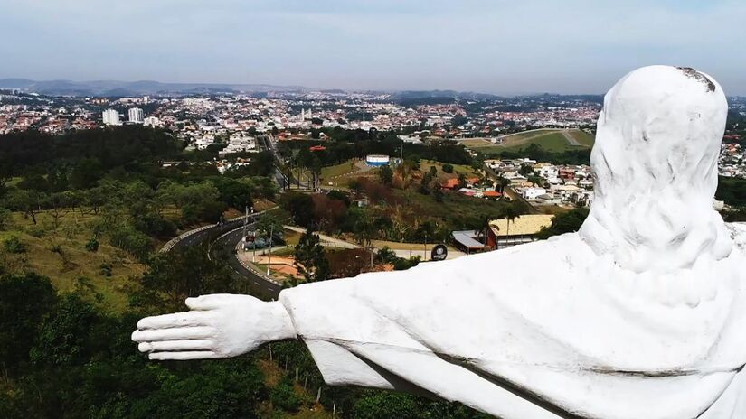 Vinhedo é um refúgio seguro e desejado, combinando o sossego do interior com a conveniência de grandes centros urbanos próximos, impulsionada por sua herança italiana e alta qualidade de vida. (Fotos: Reprodução/YT/@Coisas do Mundo)