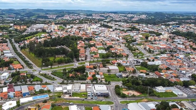 A cidade se destaca como um polo sustentável, com projetos de arborização urbana, incentivo à reciclagem e preservação de áreas verdes, além de feiras de produtos orgânicos.
