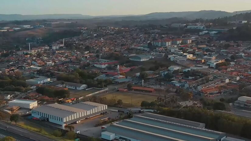 A economia de Vinhedo é diversificada, impulsionada por grandes empresas, um forte setor agrícola focado em uvas e pêssegos, e um crescente turismo, especialmente durante a tradicional Festa da Uva.