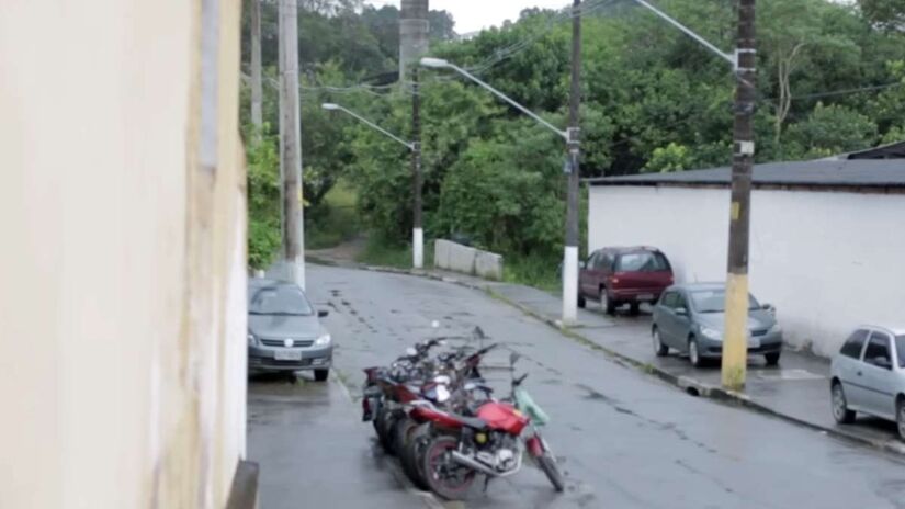 A geografia também contribui para o isolamento. A Colônia Paulista é cercada por rio, trilhos e empresas, formando uma espécie de bolha urbana.