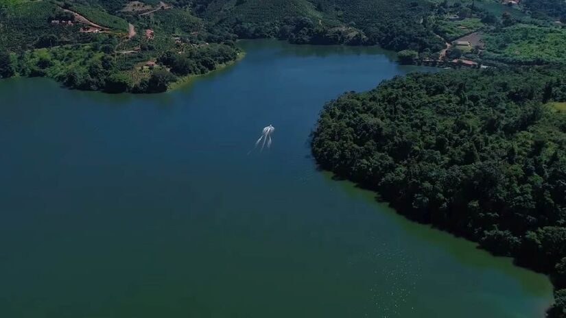 Vista aérea da represa: o espelho d'água que valoriza a paisagem natural da Serra da Mantiqueira.