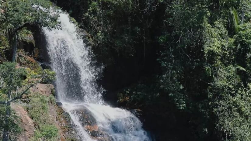 Cachoeira Santa Quitéria despenca formando piscinas naturais perfeitas para rapel.