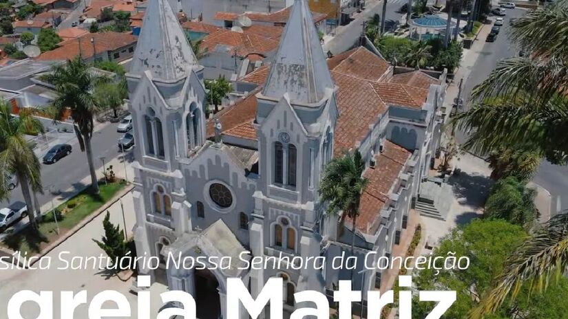 Basílica de Nossa Senhora da Conceição destaca o patrimônio religioso no entorno.
