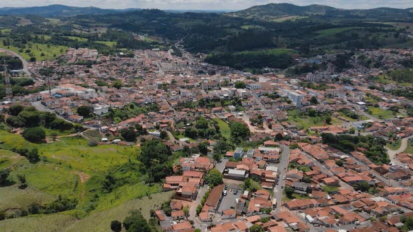Atmosfera tranquila da cidade convida ao descanso e à contemplação do verde.
