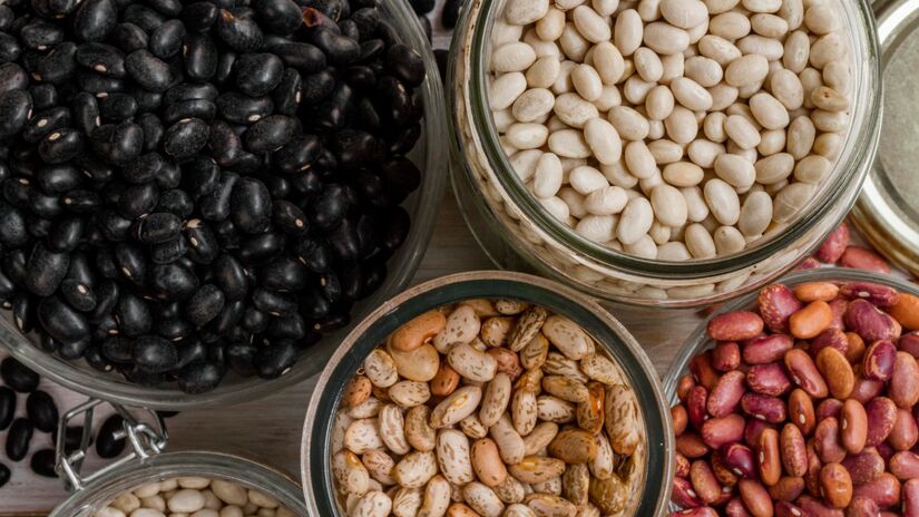 O ferro dos alimentos pode ser do tipo heme ou não heme. O ferro heme, presente em carnes vermelhas, aves, peixes e frutos do mar, é mais facilmente absorvido pelo corpo. Já o ferro não heme, encontrado em alimentos vegetais como feijões, lentilhas, espinafre, tofu e cereais enriquecidos, tem sua absorção influenciada por outros nutrientes: a vitamina C melhora sua absorção, enquanto fitatos e polifenóis podem reduzi-la.

Fotos: Reprodução/Freepik
