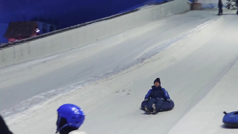 Snowland: no parque temático com neve é possível patinar e praticar esportes como esqui e snowboard

