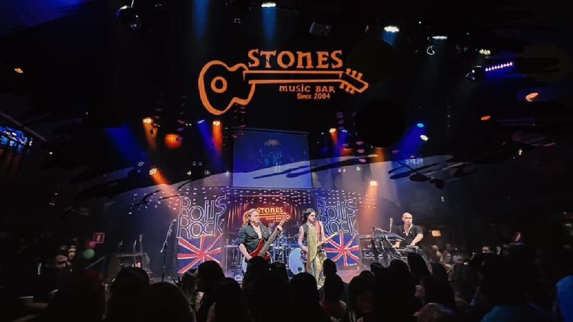 A zona leste está representada na lista com o tradicional "Stones Music Bar". A casa tem a programação semanalmente atualizada e conta com espaços ao ar livre ou fechados para apresentações - (Reprodução/Facebook)