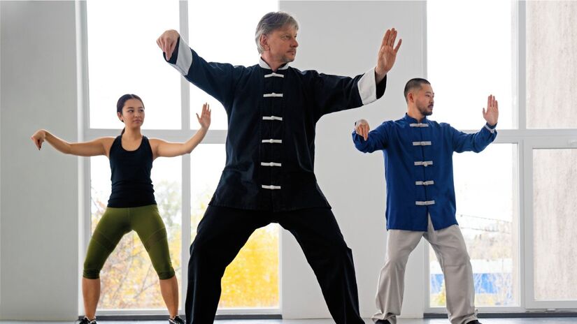 O Tai Chi aumentou o tempo de sono em cerca de 50 minutos por noite e diminuiu o tempo de despertar ao acordar. Além de diminuir em 25 minutos o tempo em que os participantes levam a adormecer.
