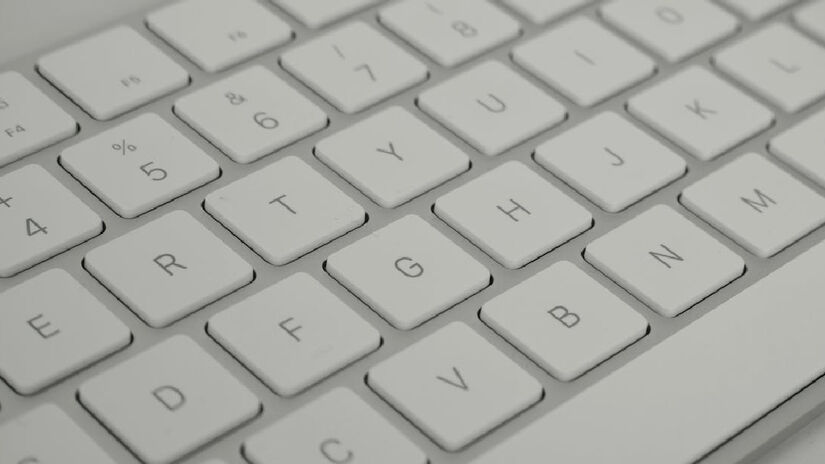 O design do teclado QWERTY foi criado pelo inventor Christopher Latham Sholes, em 1868, junto de alguns colaboradores. Patenteada em 1873, a ideia se transformou em um sucesso comercial, transformando o formato como o "novo padrão" até os dias atuais - (Pixabay/Pexels)