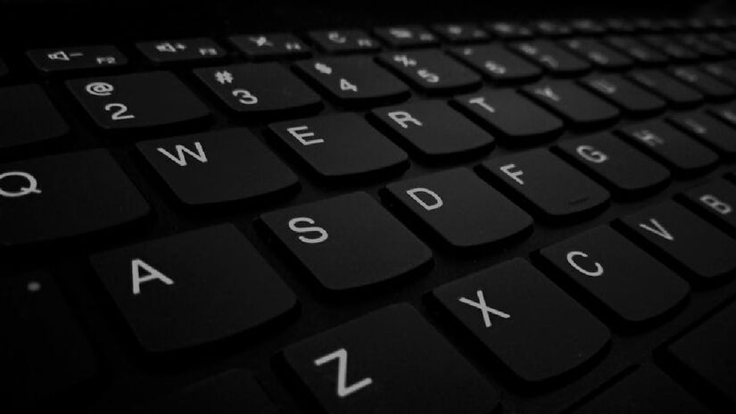 Em vez das seis primeiras teclas serem ABCDEF elas são QWERTY, que, inclusive, levam o nome do modelo do teclado utilizado - (Sathesh D/Pexels)