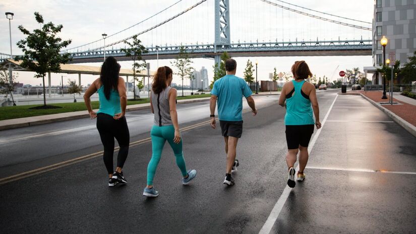 Caminhada:

Por mais que esse exercício seja menos intenso que a corrida, a caminhada é uma forma acessível e eficaz de queimar calorias. Ela pode queimar até 550 calorias por hora, dependendo da velocidade, inclinação do terreno e características pessoais.
