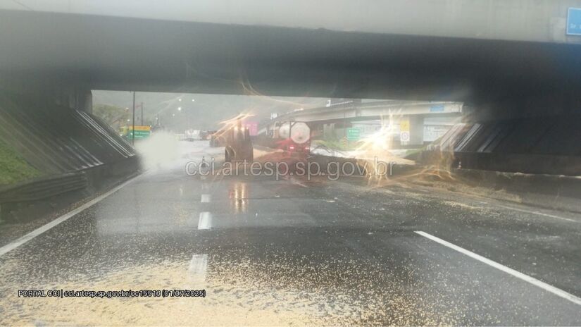 Às 6h, a pista marginal oeste foi totalmente bloqueada para limpeza. A liberação da pista ocorreu às 6h22.
Divulgação/Artesp