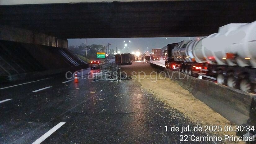 Por volta das 7h10, as pistas 1 e 2 precisaram ser novamente bloqueadas para o destombamento da carreta.
Divulgação/Artesp