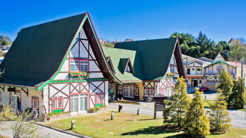 Em Campos do Jordão, a Vinícola Ferreira, localizada a mais de 1.600m de altitude, soma 26 medalhas internacionais, incluindo Ouro no Decanter World Wine Awards em Londres, e oferece estrutura completa de enoturismo com chalés, restaurante e vistas panorâmicas da Serra.