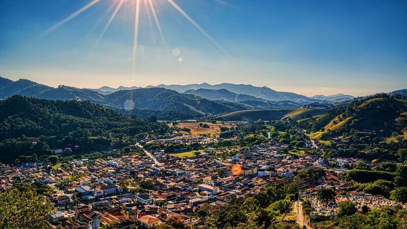 Situada a aproximadamente 185 km da capital paulista, São Bento do Sapucaí encontra-se a altitudes que variam entre 800m e 1.950m, favorecendo o cultivo de uvas em clima frio, ideal para vinhos mais concentrados e aromáticos, conhecidos nacional e internacionalmente. 