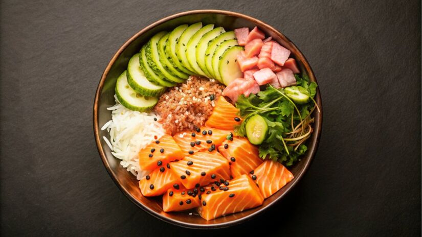 Poke: Em havaiano, a palavra "poke" significa "cortar" ou "fatiar". O poke é um prato havaiano tradicional que consiste em peixe cru cortado em cubos, geralmente atum ou salmão, marinado em molho de soja e outros temperos, servido com arroz e diversos acompanhamentos. 

Fotos: Reprodução/Freepik
