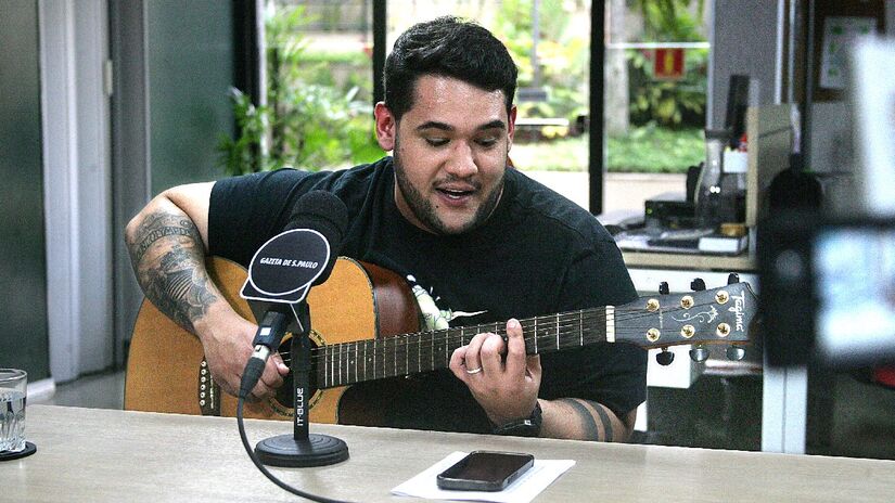 Com música lançada recentemente, Victor Lopes também falou sobre o seu amor pela música e seu desejo de vingar no mundo musical - (Léo Rocha/Gazeta de S.Paulo)