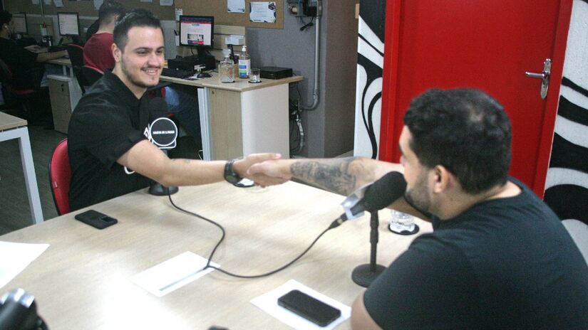 Em entrevista ao G+ Esportes, Victor Lopes, narrador e apresentador da TNT Sports Brasil, compartilhou detalhes de sua trajetória na emissora, sua paixão pela música e fez análises aprofundadas sobre o futebol brasileiro, em especial do Palmeiras, seu time do coração - (Léo Rocha/Gazeta de S.Paulo)