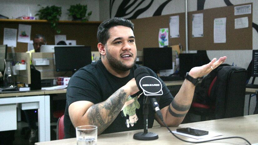 Ele entrou na TNT em outubro de 2015, como repórter, depois passou a ser narrador, até que foi designado para a apresentar o De Placa, de segunda a sexta no canal do YouTube da TNT - (Léo Rocha/Gazeta de S.Paulo)