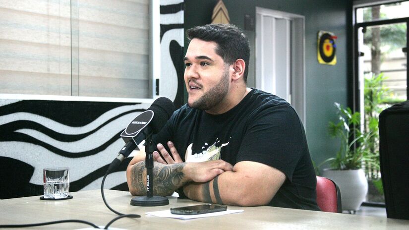 Formado como radialista pela Cásper Líbero, Victor Lopes começou sua carreira em uma rádio, até que foi informado por um colega de profissão de uma oportunidade no Esporte Interativo (atual TNT Sports) - (Léo Rocha/Gazeta de S.Paulo)