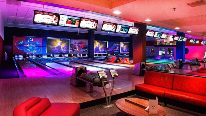 Para os amantes de competição, o boliche é uma boa pedida para quem deseja sair do comum. O Villa Bowling tem uma pista grande e um ambiente super bonito e agradável, além de ter em seu espaço uma unidade da hamburgueria The Back Beef. Você pode visitar o boliche nas unidades do Shopping Vila Olímpia, West Plaza ou Shopping Center Norte. Foto: Divulgação