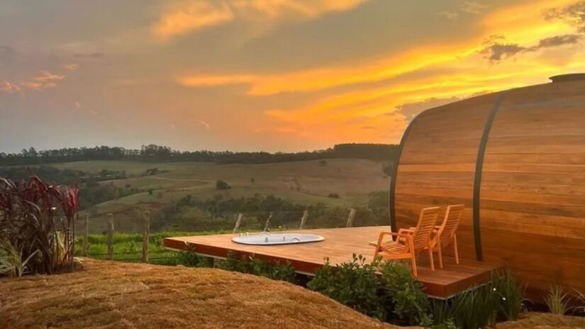 Villa Dejota: um refúgio romântico em pardinho:

A Villa Dejota fica em Pardinho, a 200 km de São Paulo, e é perfeita para casais que buscam um fim de semana especial. A hospedagem na vinícola oferece jucuzzi, cozinha compacta e arquitetura inspirada em barris de vinho.

As diárias variam entre R$ 820 e R$ 1120 por pessoa. As reservas são feitas diretamente pelo site oficial, garantindo exclusividade e conforto para os visitantes.