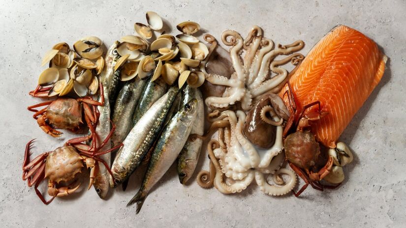 A vitamina B12 é hidrossolúvel, ou seja, se dissolve facilmente na água. Embora esteja presente em vários alimentos, muitas pessoas recorrem a suplementos para garantir a ingestão adequada. Fontes naturais incluem frutos do mar, fígado, rins, peixes gordurosos, leveduras, cereais fortificados e laticínios como ovos, leite, iogurte e queijo.