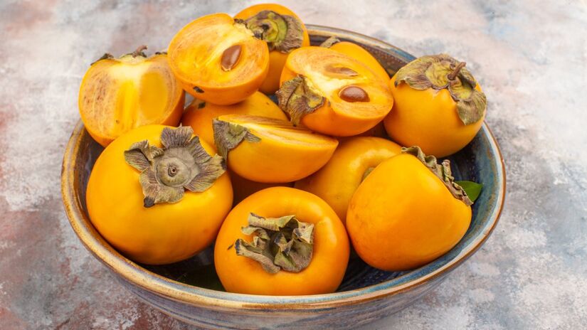 Dentre todos os alimentos aliados da imunidade, está uma fruta incomum: o caqui. Rico em vitamina C e age diretamente na produção dos glóbulos brancos  que são células de defesa do corpo.
