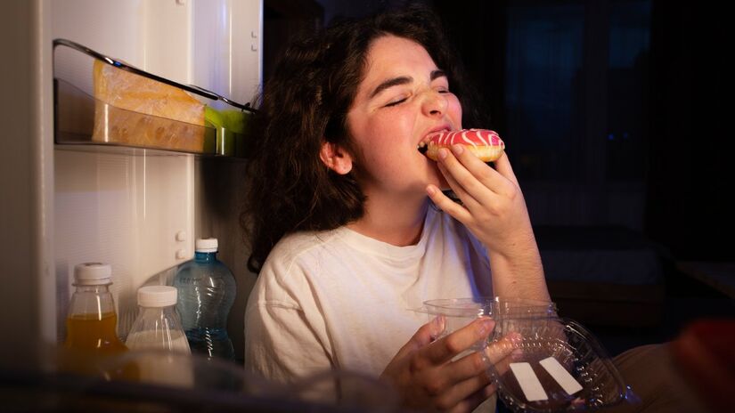 Fome noturna: A queda brusca de açúcar no sangue pode despertar uma fome repentina, já que o corpo busca energia rápida (Fotos: Freepik)