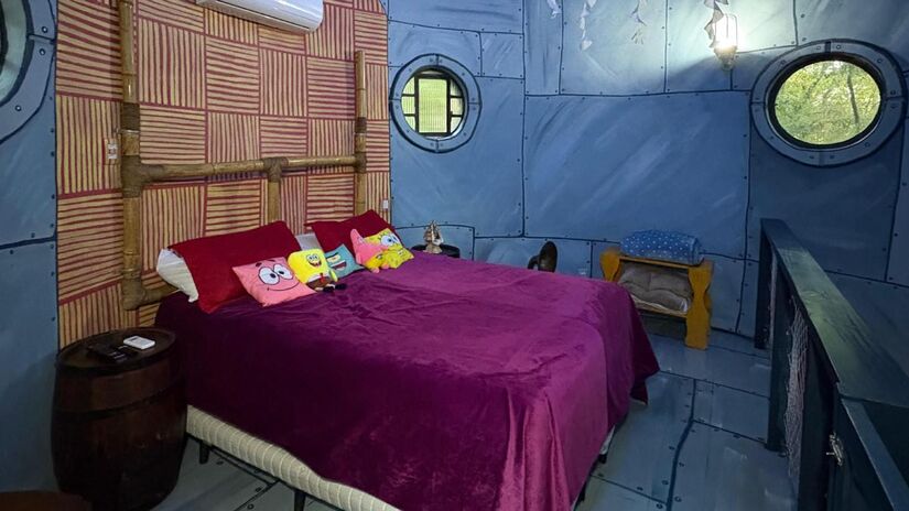 O chalé é intimista e decorado de acordo com o desenho