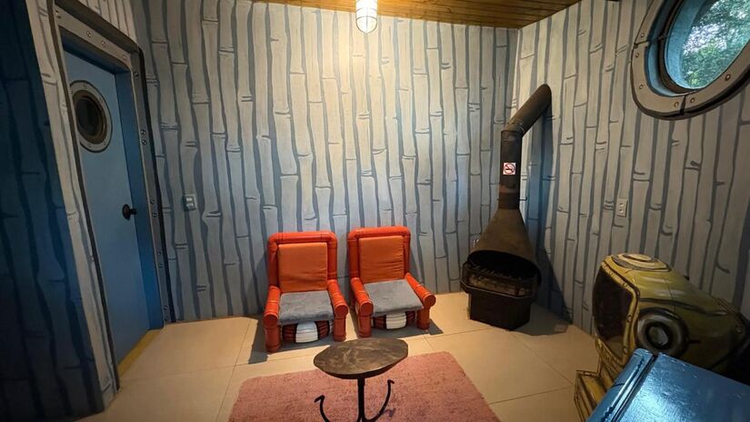 As poltronas com boias salva-vidas são o ponto forte da decoração da sala