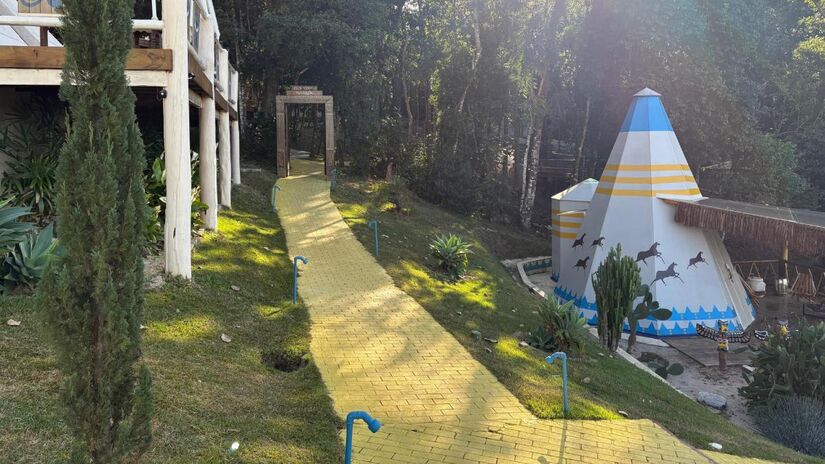 Toda a pousada é decorada, contando com a estrada de tijolos amarelos de O Mágico de Oz e o portal para Nárnia