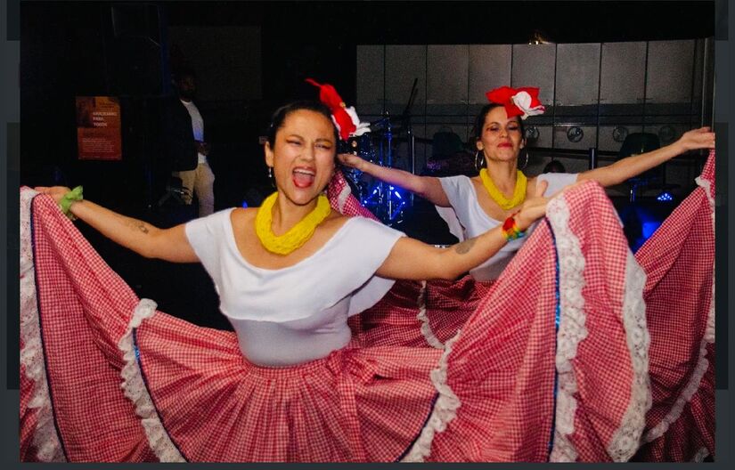 Programação artística inclui mais de 10 apresentações, com destaque para grupos de dança como Tinkus San Simón e Tususunchis.
