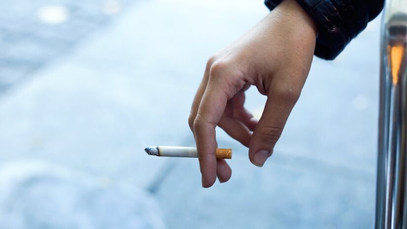 Fumar cigarro deixa os dentes manchados a longo prazo, abandonar a prática faz as manchas sumirem