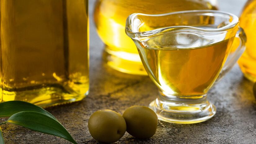 Óleos em geral: óleos como azeite ou óleo de cozinha podem atingir temperaturas muito altas sem ferver, o que aumenta o risco de combustão. Prefira sempre o fogão.
Foto: Reprodução/Freepik