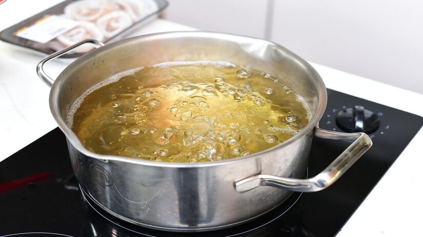 Por isso, é importante ferver a água antes de consumi-la. Para cozinhar, esse processo acontece naturalmente
