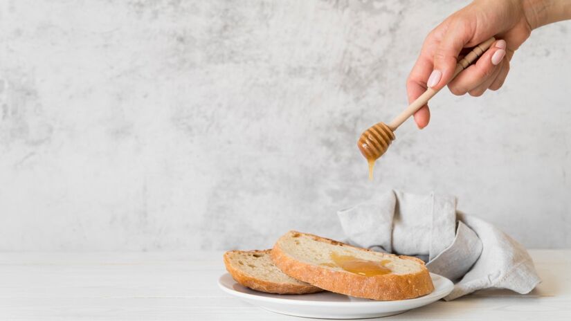 Um dos argumentos utilizados para sustentar essa ideia é que, ao ser aquecido, a concentração de hidroximetilfurfural (HMF)  composto orgânico formado pela desidratação de açúcares redutores, especialmente frutose e glicose , uma molécula que é tóxica ao corpo humano, aumenta. 

Embora essa informação seja realmente verdade, a quantidade de HMF presente no mel aquecido não chega nem perto da quantidade necessária para trazer algum malefício para o organismo.

A molécula de HMF também está presente no mel in natura, ainda que em uma quantidade menor.

Fotos: Reprodução/Freepik
