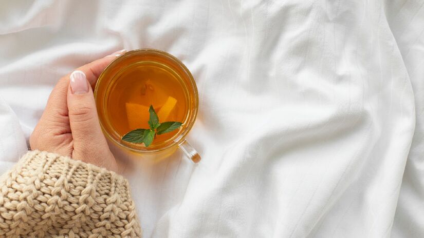 As propriedades relaxantes da Melissa officinalis ajudam a dormir melhor e assim reduz a tensão que pode causar as dores de cabeça ao acordar, basta tomar uma xícara antes de dormir