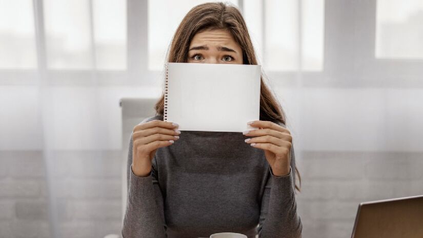 Um vocabulário repetitivo e um repertório pobre de palavras pode minar oportunidades no trabalho, prejudicando promoções e dificultando contatos estratégicos (Fotos: Freepik)