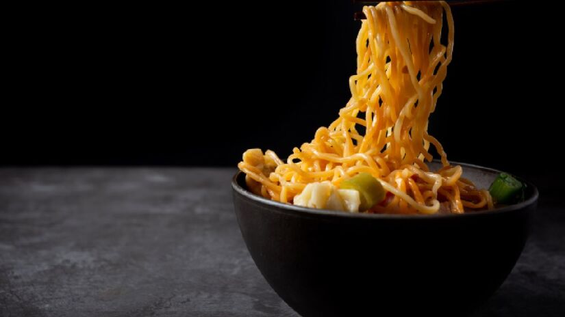 O popular macarrão instantâneo é um grande vilão no excesso de sódio, muitas vezes consumido para enganar a fome mas trazendo grandes riscos a saúde (Fotos: Freepik)