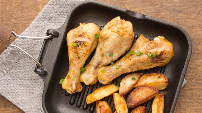 Apesar de parecer uma ótima ideia, assar um frango inteiro na air fryer pode ser perigoso. O ideal é cortar em pedaços menores assim o aparelho terá espaço para que o ar circule (Fotos: Freepik)