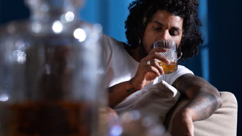 Segundo estudos médicos, o consumo diário de 80 gramas de álcool por 10 anos já é suficiente para provocar cirrose hepática em homens