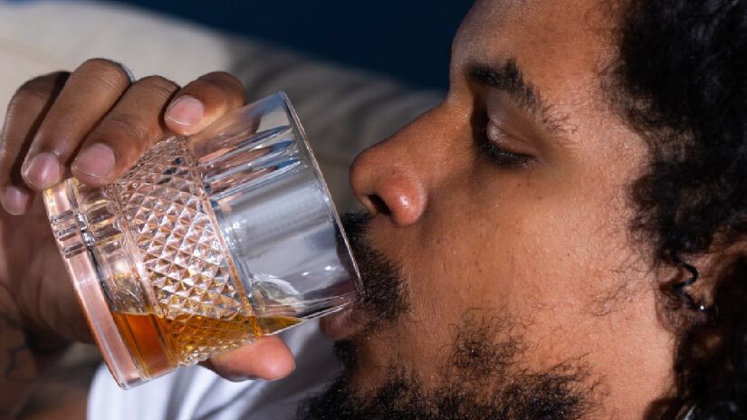 Em casos graves, o abuso alcoólico pode levar ao coma alcoólico, com queda de pressão, respiração lenta e risco de morte